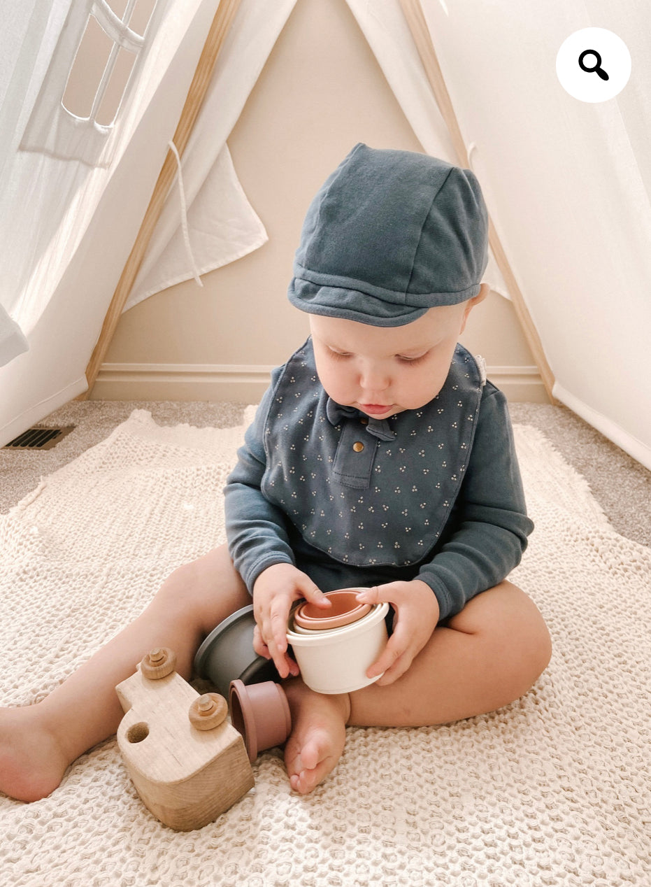 L’ovedbaby Organic Riding Cap in Abyss